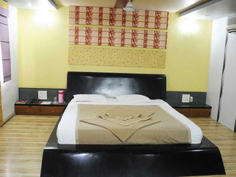 Hôtel Neelkanth Paradise à Ahmedabad Extérieur photo