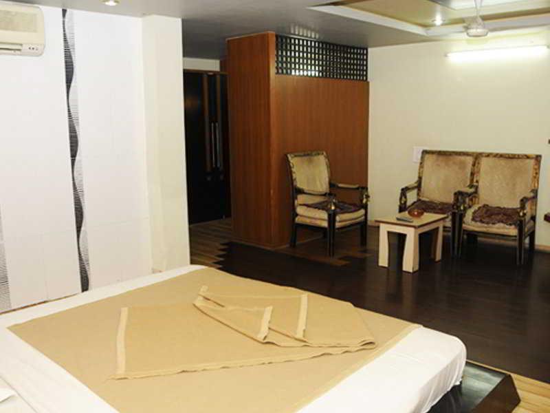 Hôtel Neelkanth Paradise à Ahmedabad Extérieur photo
