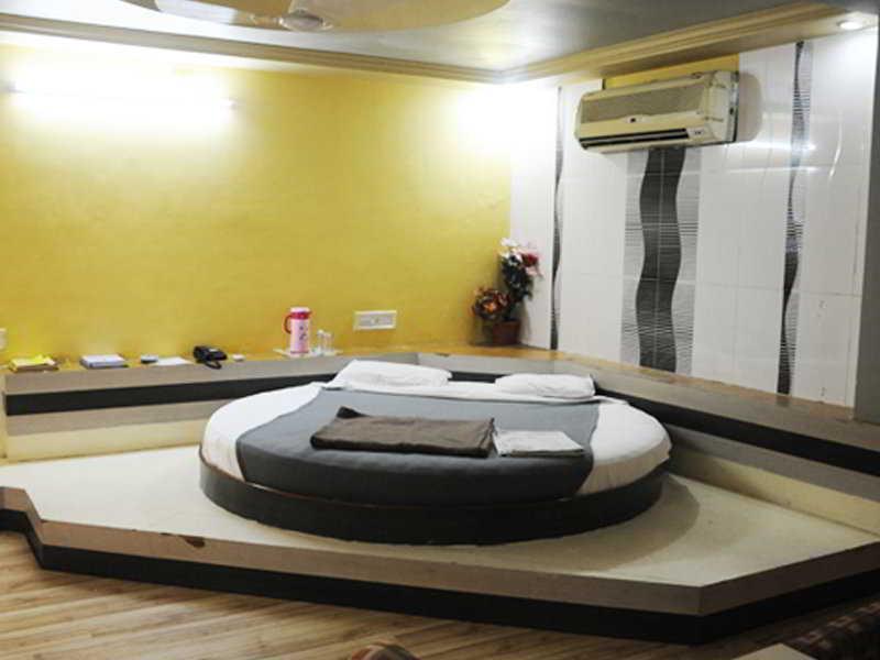 Hôtel Neelkanth Paradise à Ahmedabad Extérieur photo