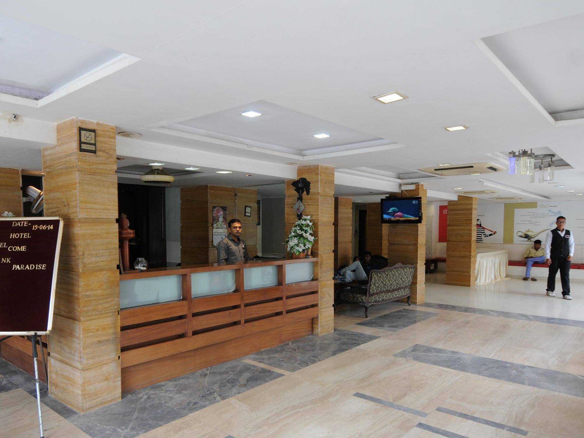 Hôtel Neelkanth Paradise à Ahmedabad Extérieur photo
